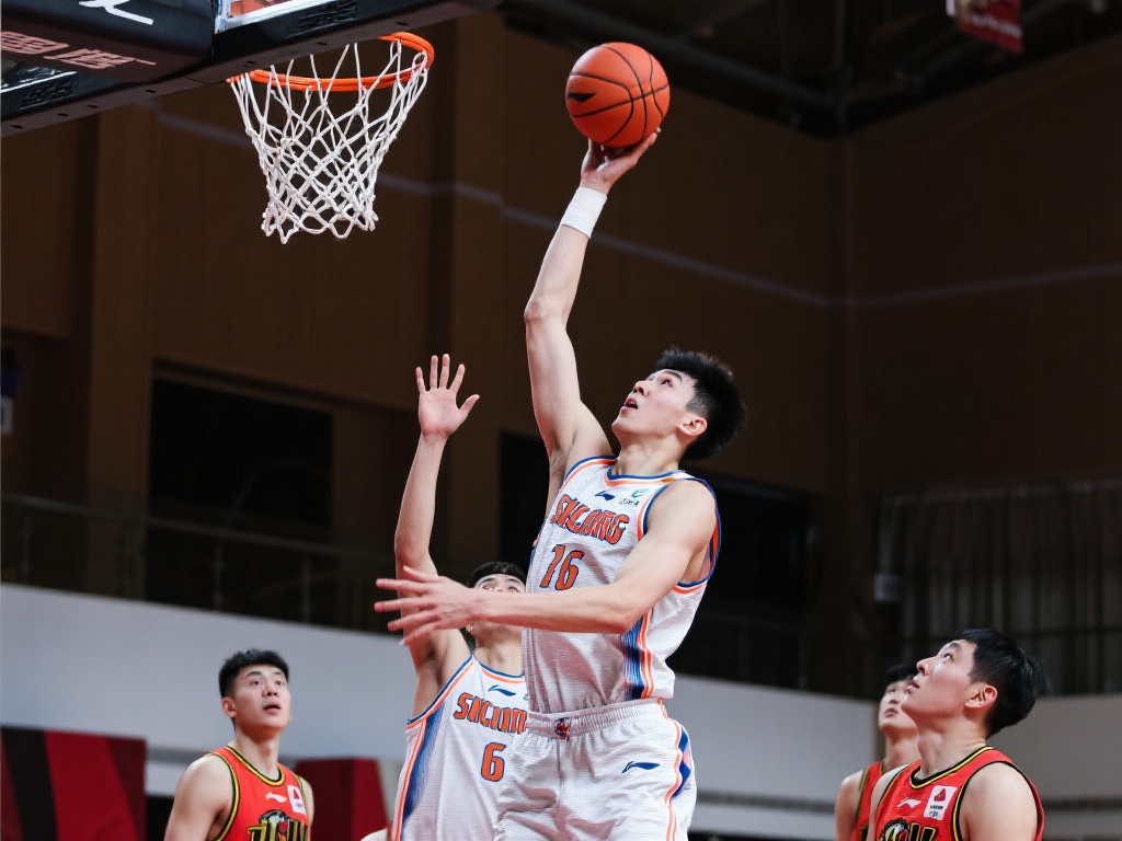 詹俊:范迪克自信未来三四年状态无忧,利物浦是否应至少续约两年?