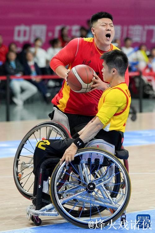 广东轮椅篮球队夺冠 男子激动落泪