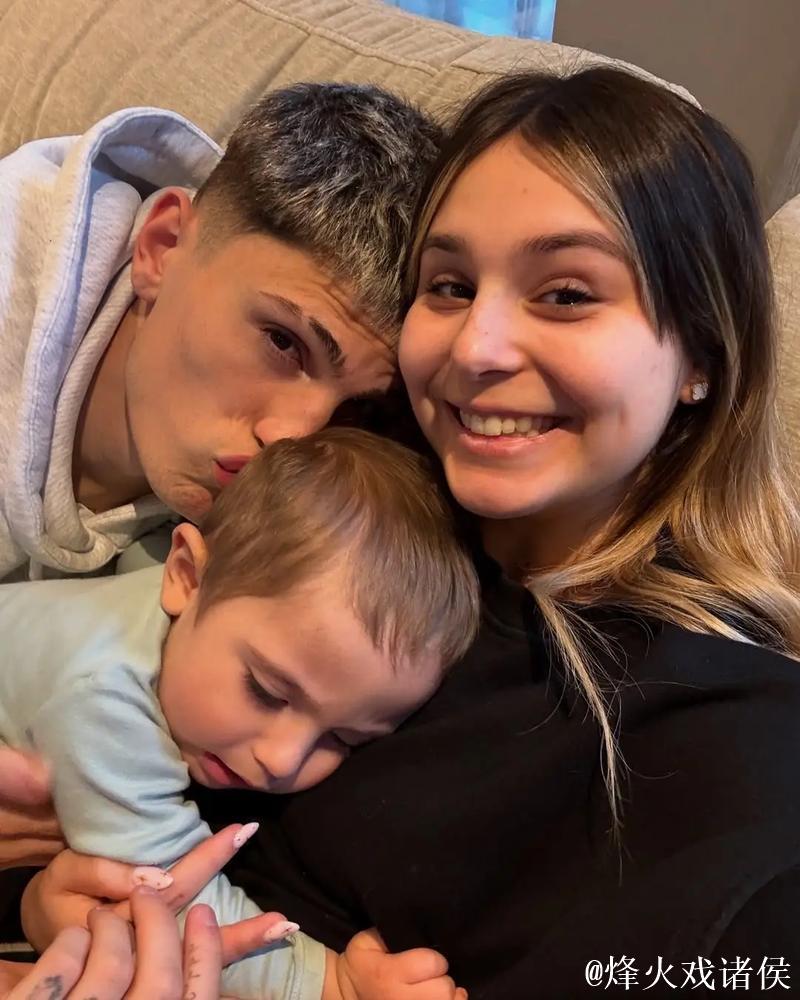 加纳乔希望留在英格兰，星期一现身理发店与粉丝合影